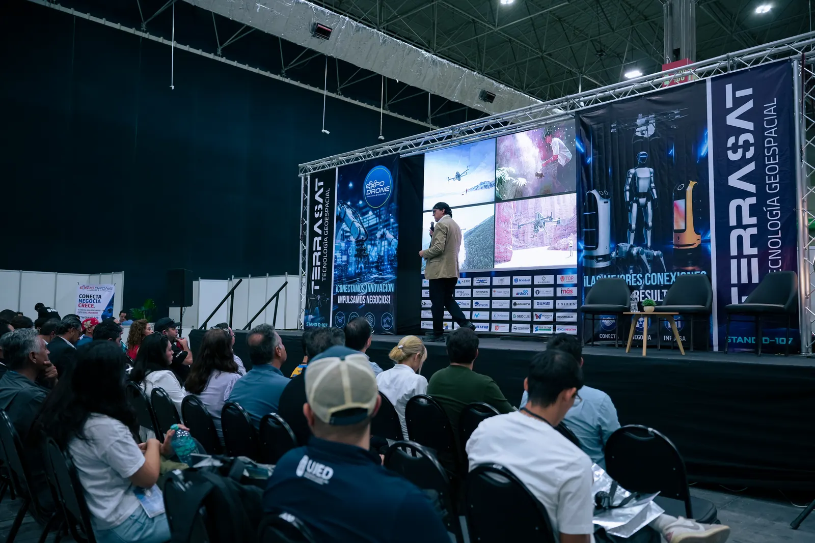 Conferencia con público en el escenario principal de ExpoDrone Monterrey 2026