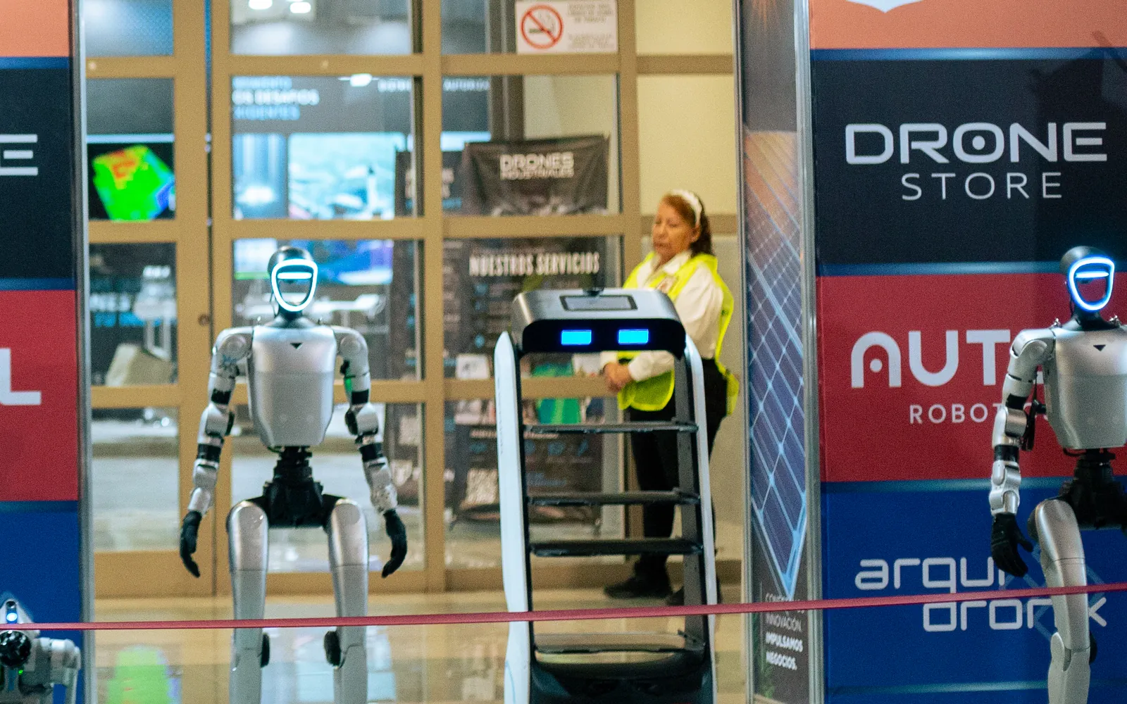 Robots en exhibición en la entrada de ExpoDrone Monterrey 2026 en Cintermex